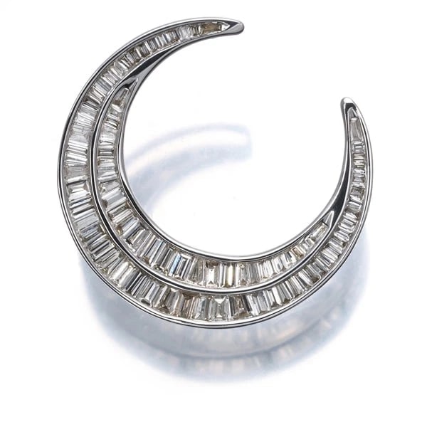 DIAMOND MOON TAPERED-CUT PENDANT 18K 750 WHITE GOLD: Diamond Moon Tapered-cut Pendant 18K 750 White Gold Brand: Unbranded Type: Pendant Material: 18K / 750 / White Gold, Main Stone/Creation Natural Color: white gold Size: Design size: 22.2 x 22.0mm Bail