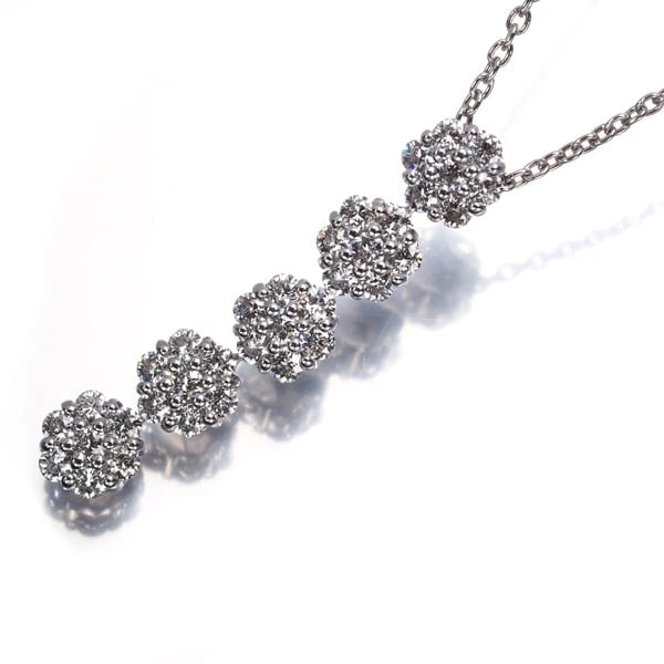 DIAMOND FLOWER 5P NECKLACE 18K 750 WHITE GOLD: Diamond Flower 5P Necklace 18K 750 White Gold Brand: Unbranded Type: Necklace Material: 18K / 750 / White Gold, Main Stone/Creation Natural Color: white gold Size: Necklace length: 37cm Pendant size: 