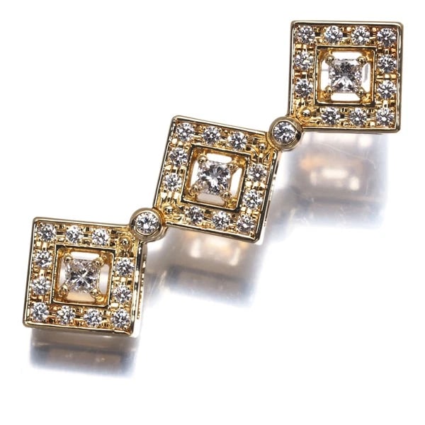 TASAKI PENDANT DIAMOND SQUARE 2WAY: TASAKI Pendant Diamond Square 2WAY Brand: TASAKI Type: Pendant Material: 18K / 750 / Yellow Gold, Main Stone/Creation Natural Color: YEllow Gold Size: Design size: 34.2 x 10.8mm Bail inner diameter: 5