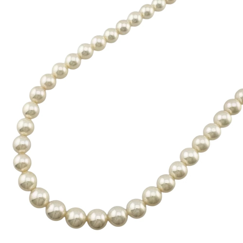 TASAKI NECKLACE 14 WHITE GOLD AKOYA PEARL: TASAKI Necklace 14 white gold Akoya pearl Brand: TASAKI Type: Necklace Material: 14 white gold, Main Stone/Creation Akoya pearl Color: Silver Size: (CM) Total Length:43cm Pearl diameter:6.5?8.0mm (Inc