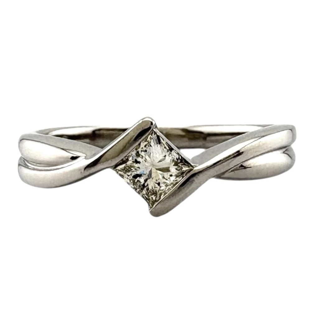 RING PT900PLATINUM DIAMOND: Ring pt900Platinum diamond Brand: Unbranded Type: Ring Material: Pt900Platinum, Main Stone/Creation Natural Color: Silver Size: US 4 1/2 Accessories: None Accessories Notice: When purchasi