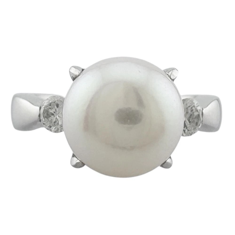 RING PT900PLATINUM AKOYA PEARL: Ring Pt900Platinum Akoya pearl Brand: Unbranded Type: Ring Material: Pt900Platinum, Main Stone/Creation Akoya pearl/diamond Color: Silver Size: US 4 1/2 Accessories: None Accessories Notic