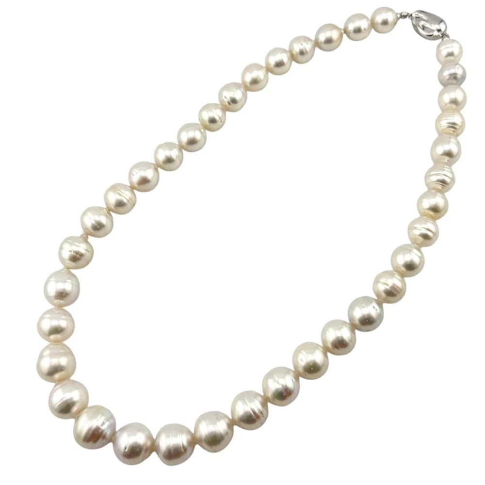 TASAKI NECKLACE SILVER PEARL: TASAKI Necklace Silver Pearl Brand: TASAKI Type: Necklace Material: Silver, Main Stone/Creation Pearl Color: Silver Size: (CM) Total Length:49cm Pearl diameter:10.5-13.5mm(Inch) Total Length:19.3inch 