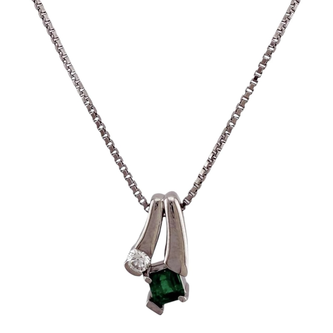 NECKLACE PT850PLATINUM EMERALD: Necklace Pt850Platinum Emerald Brand: Unbranded Type: Necklace Material: Pt850Platinum, Main Stone/Creation Emerald/diamond Color: Silver Size: (CM) Total Length:40cm Chain width:0.7mm Top:W8.5mm x H1