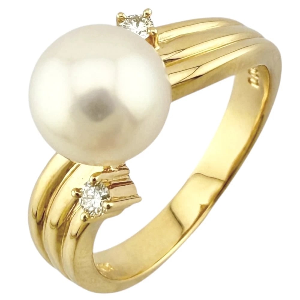 RING K18 YELLOW GOLD AKOYA PEARL DIAMOND: Ring K18 yellow gold Akoya pearl diamond Brand: Unbranded Type: Ring Material: K18 yellow gold, Main Stone/Creation Akoya pearl/diamond Color: gold Size: US 5 3/4 Accessories: None Accessories