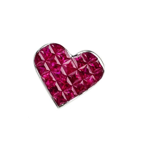 K18WG RUBY PENDANT: K18WG Ruby Pendant Brand: Les essentials Type: pendant top Material: K18WG, Main Stone/Creation Ruby Color: White Gold Size: Length/Width/Diameter (CM)9.4 Accessories: None Accessories Not
