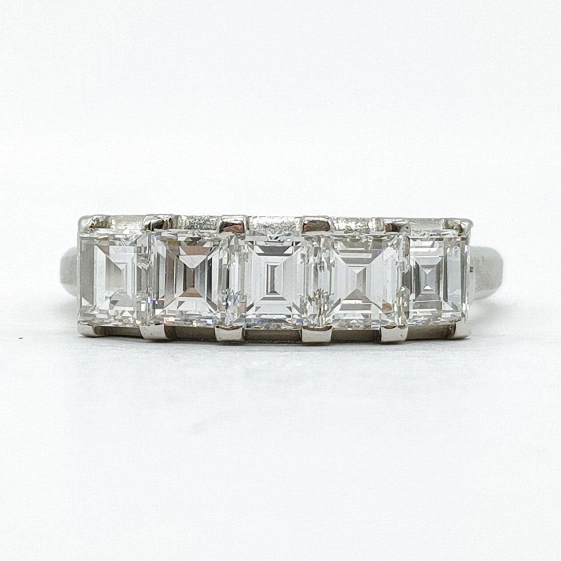 JEWELRY RING NATURAL DIAMOND PLATINUM: Jewelry Ring Natural Diamond Platinum Brand: Unbranded Type: Ring Material: Platinum, Color: Platinum Size: US 7 1/2 Accessories: None Accessories Notice: When purchasing pre-owned goods,