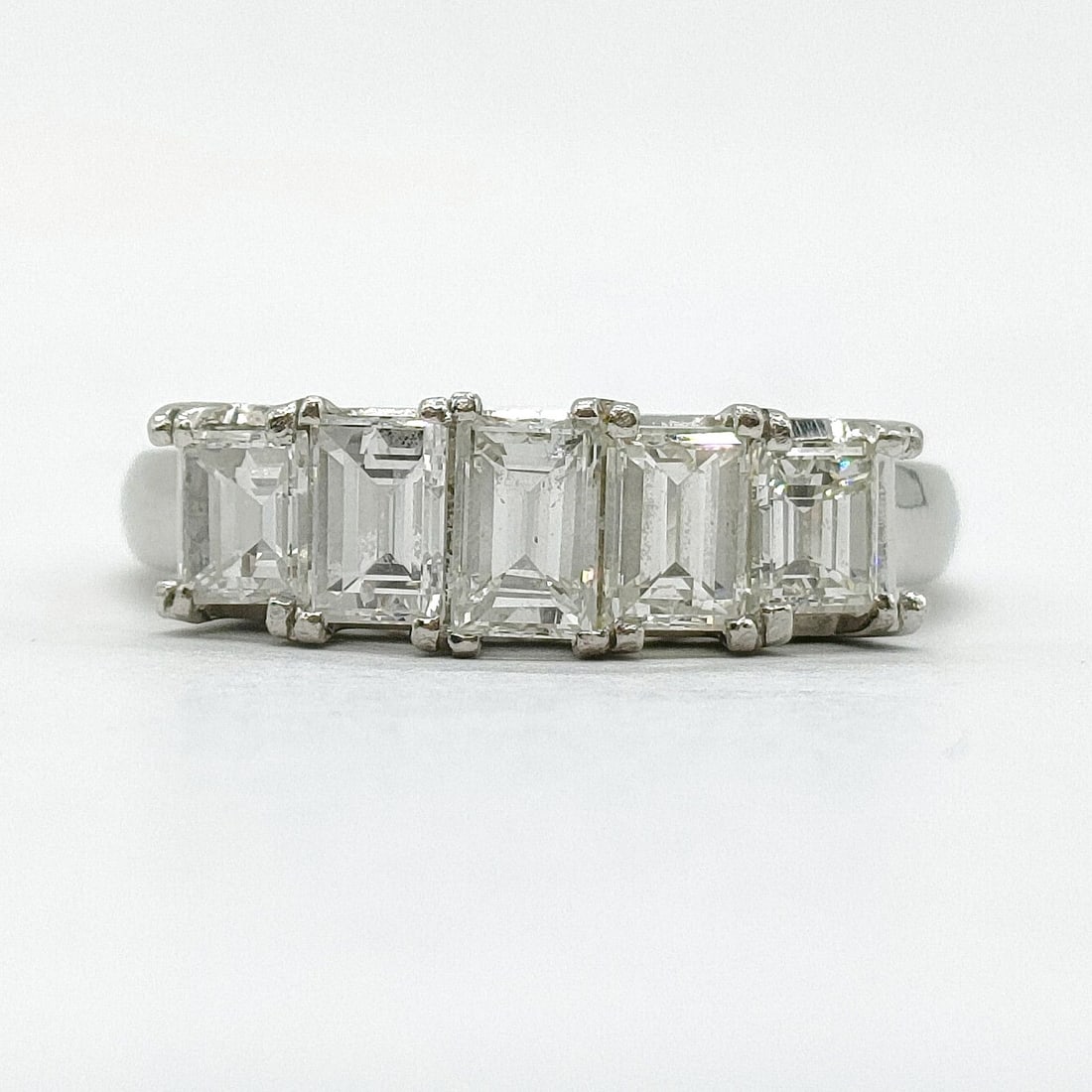 JEWELRY RING NATURAL DIAMOND PLATINUM: Jewelry Ring Natural Diamond Platinum Brand: Unbranded Type: Ring Material: Platinum, Color: Platinum Size: US 6 5/8 Accessories: None Accessories Notice: When purchasing pre-owned goods,