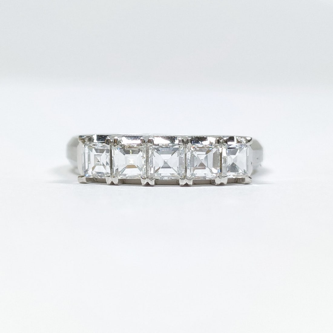 JEWELRY RING NATURAL DIAMOND PLATINUM: Jewelry Ring Natural Diamond Platinum Brand: Unbranded Type: Ring Material: Platinum, Color: Platinum Size: US 6 1/4 Accessories: None Accessories Notice: When purchasing pre-owned goods,