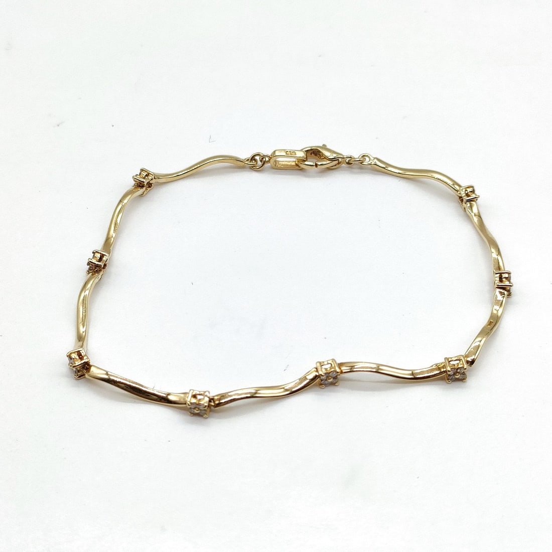 JEWELRY BRACELET NATURAL DIAMOND GOLD: Jewelry Bracelet Natural Diamond Gold Brand: Unbranded Type: Bracelet Material: Gold, Color: Yellow Gold Size: Chain Size : 18.4 cm / 7.24 inch Accessories: None Accessories Notice: When pu