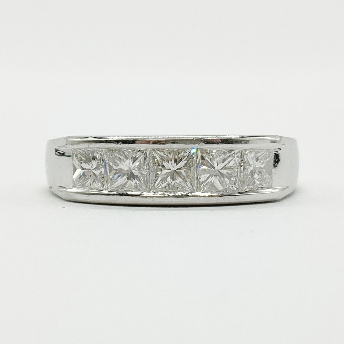 JEWELRY RING NATURAL DIAMOND PLATINUM: Jewelry Ring Natural Diamond Platinum Brand: Unbranded Type: Ring Material: Platinum, Color: Platinum Size: US 5 3/8 Accessories: None Accessories Notice: When purchasing pre-owned goods,