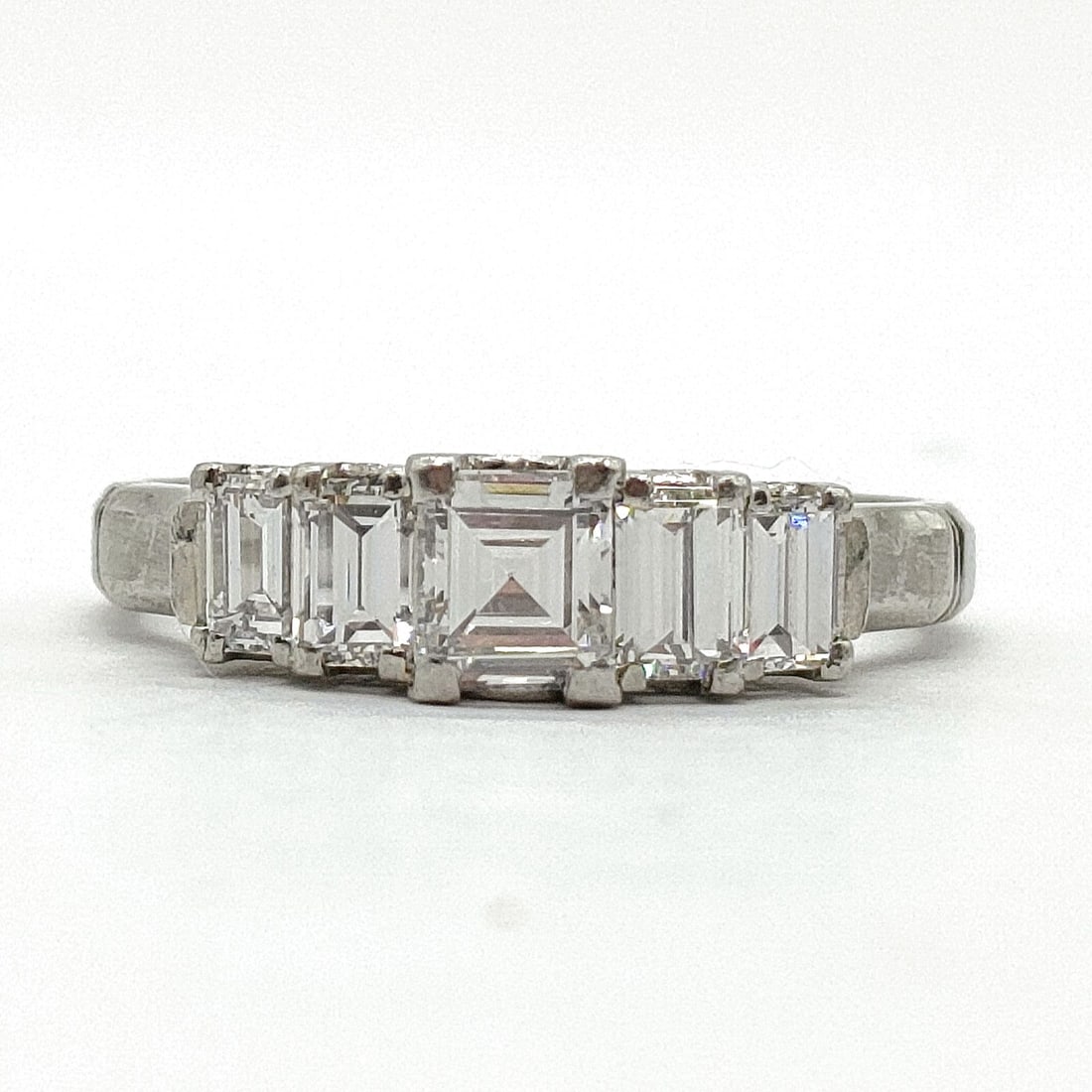 JEWELRY RING NATURAL DIAMOND PLATINUM: Jewelry Ring Natural Diamond Platinum Brand: Unbranded Type: Ring Material: Platinum, Color: Platinum Size: US 5 Accessories: None Accessories Notice: When purchasing pre-owned goods, plea