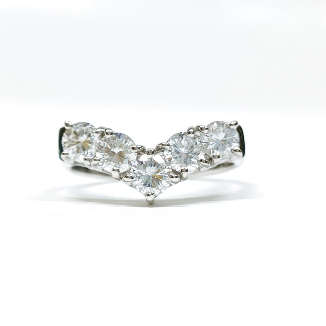 JEWELRY RING NATURAL DIAMOND PLATINUM: Jewelry Ring Natural Diamond Platinum Brand: Unbranded Type: Ring Material: Platinum, Color: Platinum Size: US 6 1/4 Accessories: None Accessories Notice: When purchasing pre-owned goods,