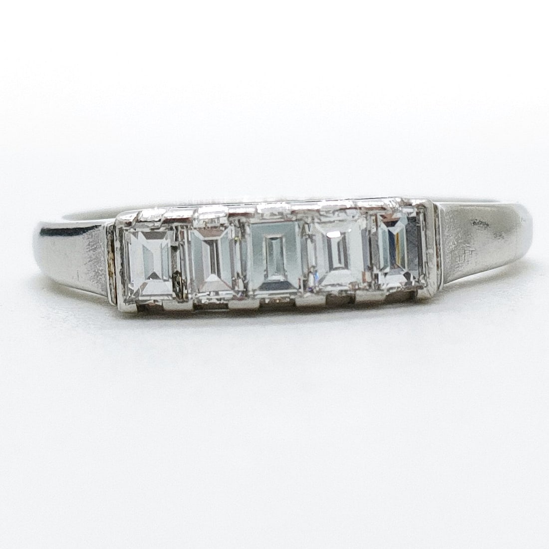 JEWELRY RING NATURAL DIAMOND PLATINUM: Jewelry Ring Natural Diamond Platinum Brand: Unbranded Type: Ring Material: Platinum, Color: Platinum Size: US 6 1/4 Accessories: None Accessories Notice: When purchasing pre-owned goods,