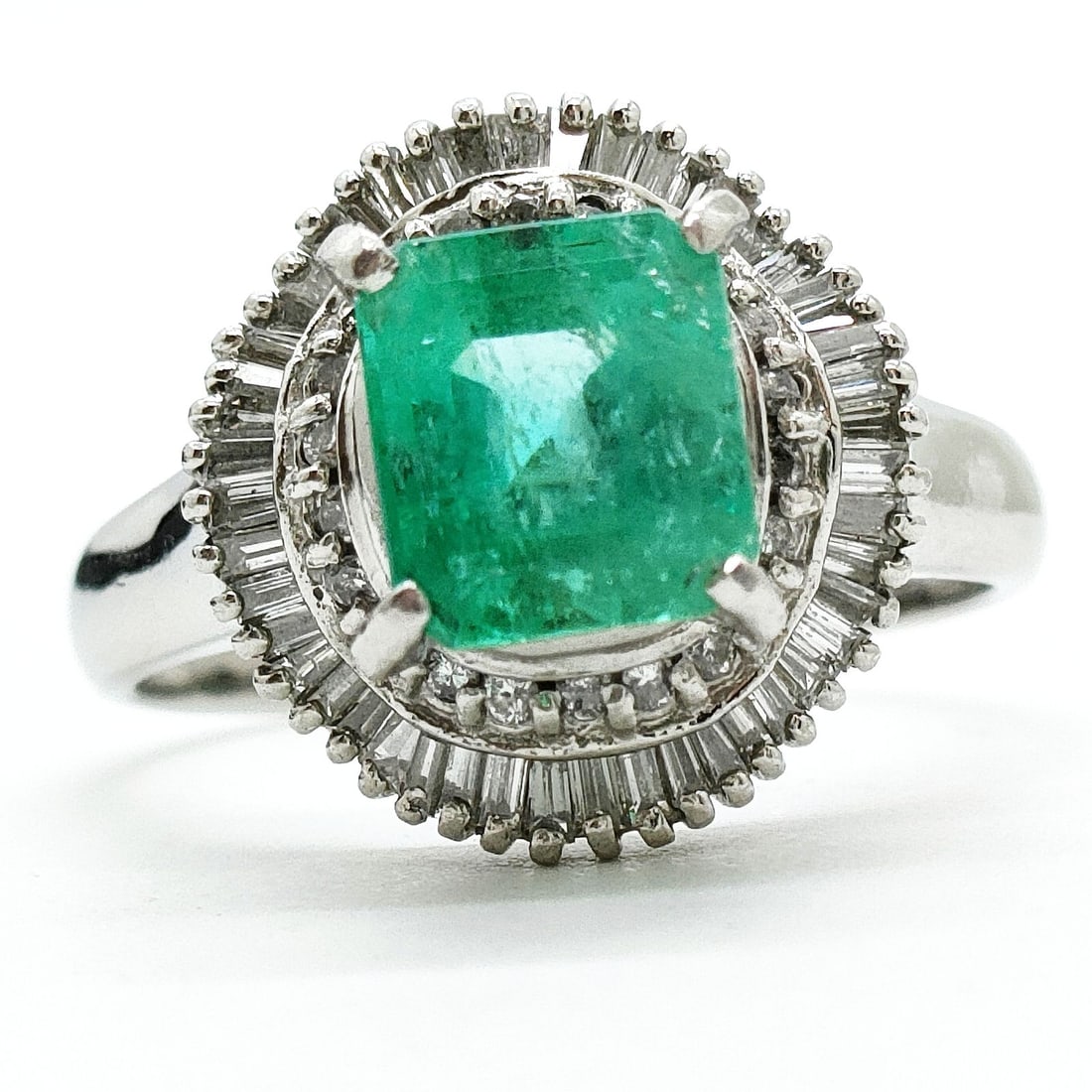 JEWELRY RING EMERALD PLATINUM: Jewelry Ring Emerald Platinum Brand: Unbranded Type: Ring Material: Platinum, Main Stone/Creation Emerald Color: Platinum Size: US 6 5/8 Accessories: None Accessories Notice: When purchasi