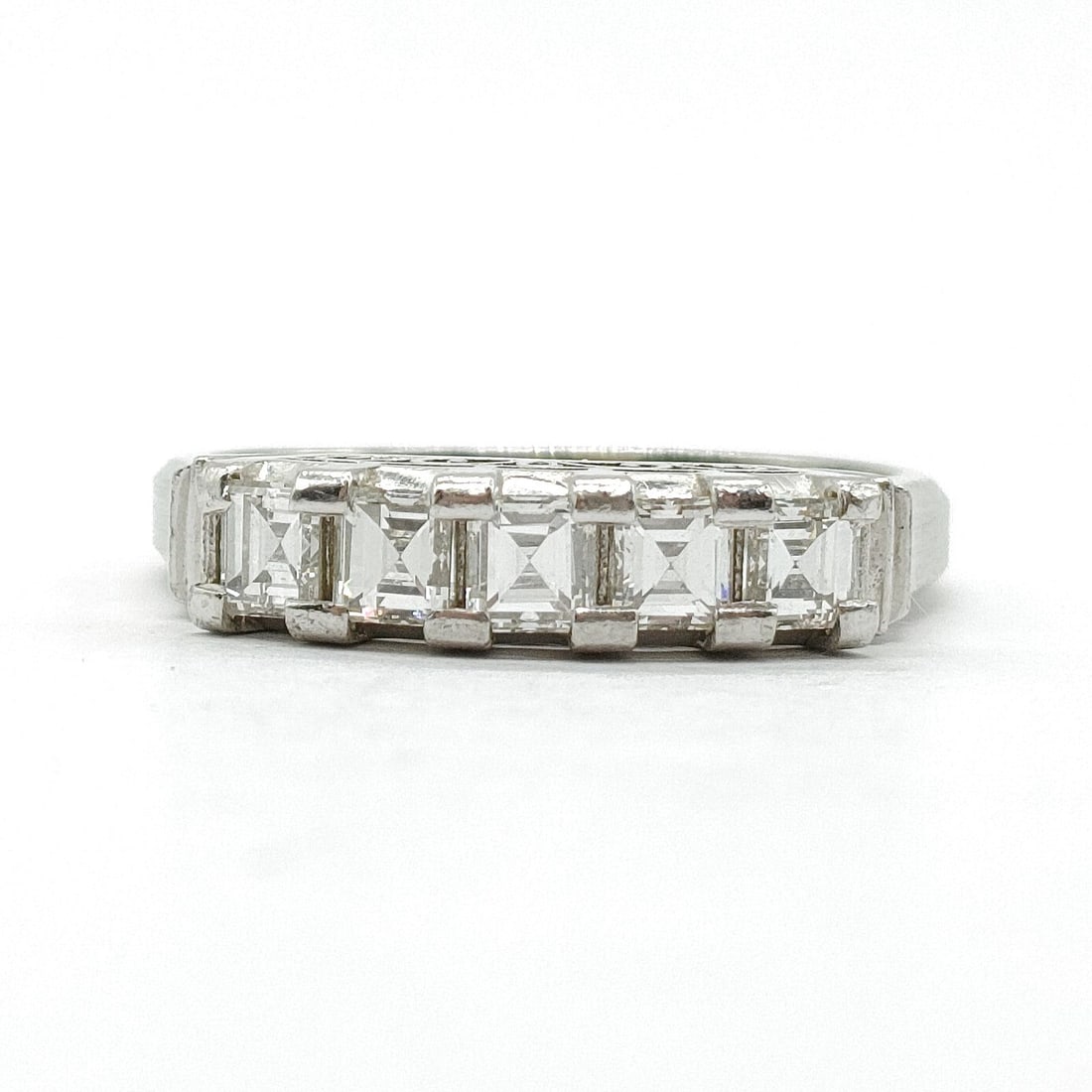JEWELRY RING NATURAL DIAMOND PLATINUM: Jewelry Ring Natural Diamond Platinum Brand: Unbranded Type: Ring Material: Platinum, Color: Platinum Size: US 5 Accessories: None Accessories Notice: When purchasing pre-owned goods, plea