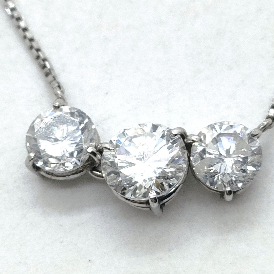 JEWELRY NECKLACE NATURAL DIAMOND PLATINUM: Jewelry Necklace Natural Diamond Platinum Brand: Unbranded Type: Necklace Material: Platinum, Color: Platinum Size: Pendant Size : 0.54X1.38 cm / 0.21X0.54 inch Chain Size : 40 cm / 15.7 inch Acce