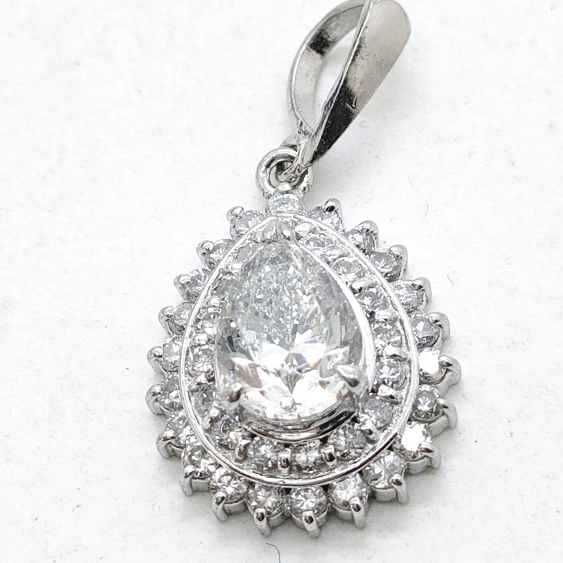 JEWELRY PENDANT HEAD NATURAL DIAMOND PLATINUM: Jewelry Pendant Head Natural Diamond Platinum Brand: Unbranded Type: Pendant Head Material: Platinum, Color: Platinum Size: Pendant Size : 2.13X1.18 cm / 0.83X0.46 inch Accessories: None A