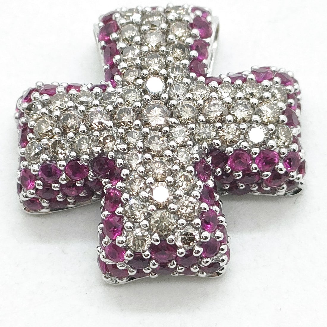 JEWELRY PENDANT HEAD RUBY WHITE GOLD: Jewelry Pendant Head Ruby White Gold Brand: Unbranded Type: Pendant Head Material: White gold, Main Stone/Creation Ruby Color: White gold Size: Pendant Size : 1.86X1.88 cm / 0.73X0.74 inch Accesso