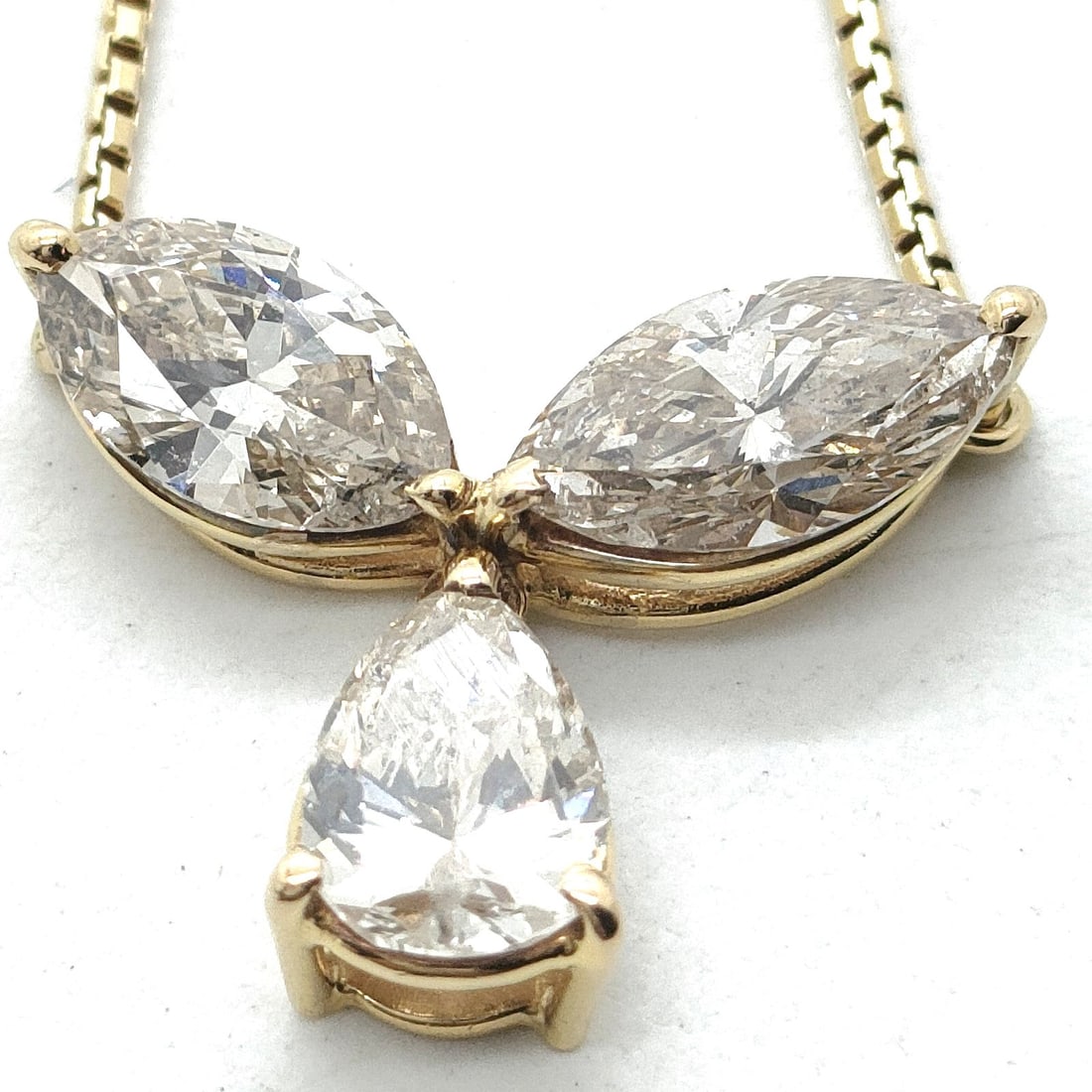 JEWELRY NECKLACE NATURAL DIAMOND GOLD: Jewelry Necklace Natural Diamond Gold Brand: Unbranded Type: Necklace Material: Gold, Color: Yellow Gold Size: Pendant Size : 1.31X1.82 cm / 0.51X0.71 inch Chain Size : 42 cm / 16.5 inch Accessori