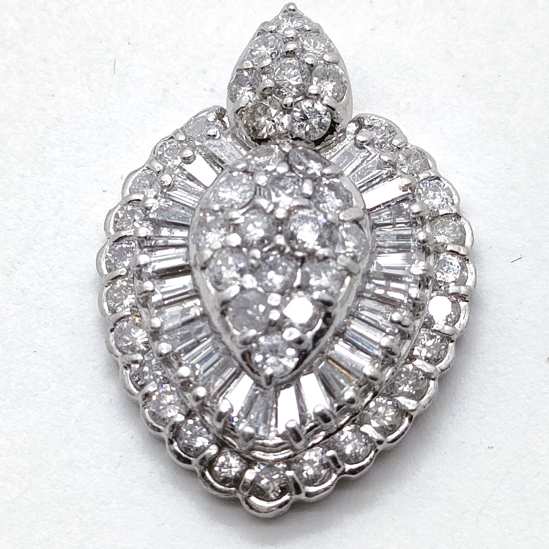JEWELRY PENDANT HEAD NATURAL DIAMOND PLATINUM: Jewelry Pendant Head Natural Diamond Platinum Brand: Unbranded Type: Pendant Head Material: Platinum, Color: Platinum Size: Pendant Size : 2.15X1.57 cm / 0.84X0.61 inch Accessories: None A