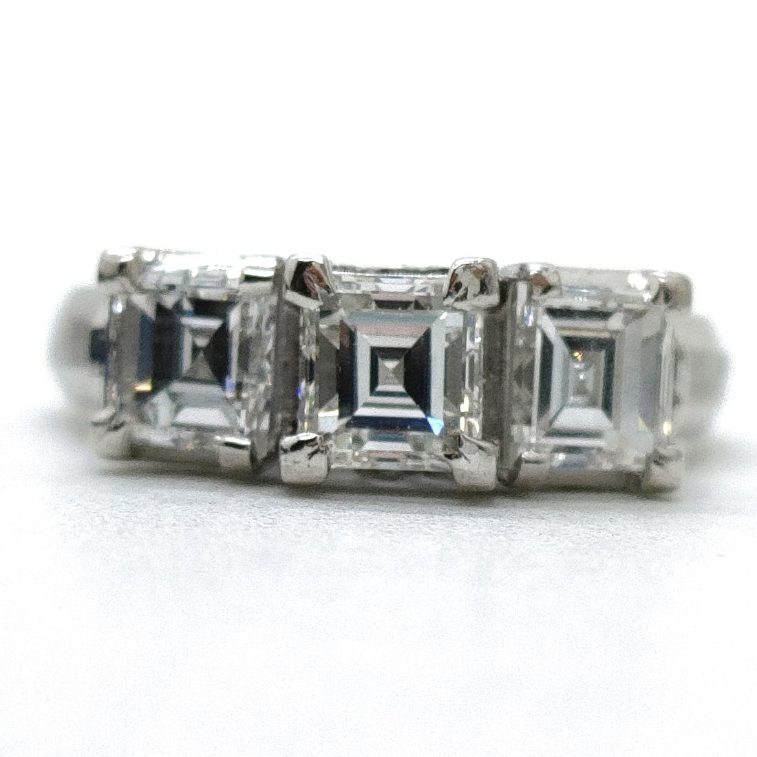 JEWELRY RING NATURAL DIAMOND PLATINUM: Jewelry Ring Natural Diamond Platinum Brand: Unbranded Type: Ring Material: Platinum, Color: Platinum Size: US 5 Accessories: None Accessories Notice: When purchasing pre-owned goods, plea