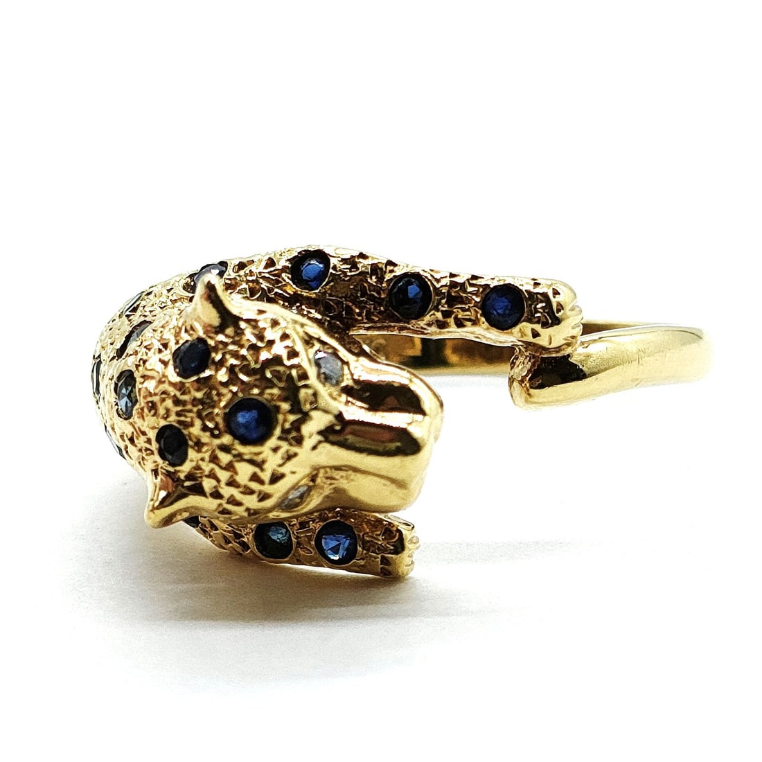 JEWELRY RING PANTHER MOTIF SAPPHIRE GOLD: Jewelry Ring Panther motif Sapphire Gold Brand: Unbranded Type: Ring Material: Gold, Main Stone/Creation Sapphire Color: Yellow Gold Size: US 6 1/4 Accessories: None Accessories Notice: Wh