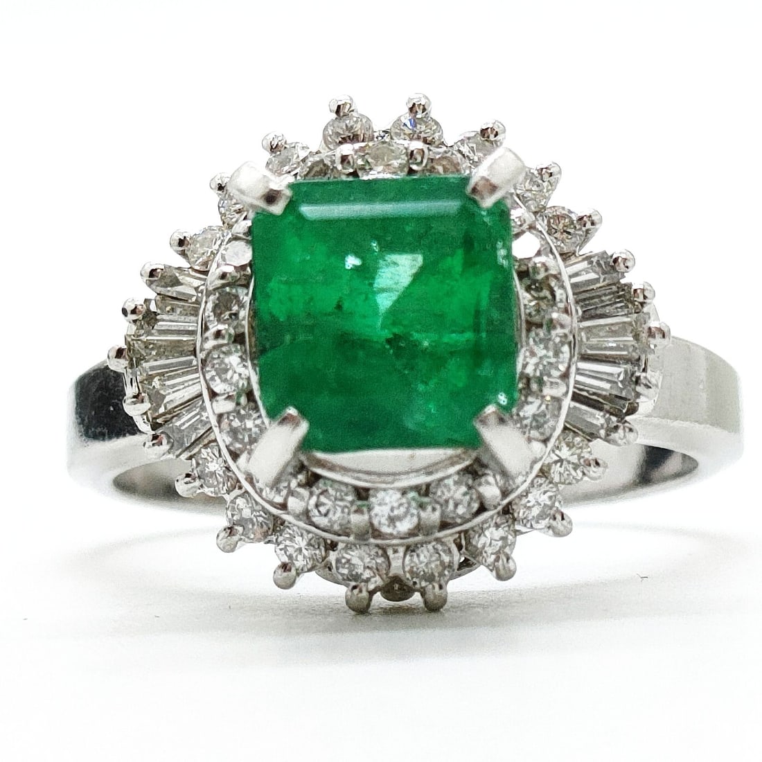 JEWELRY RING EMERALD PLATINUM: Jewelry Ring Emerald Platinum Brand: Unbranded Type: Ring Material: Platinum, Main Stone/Creation Emerald Color: Platinum Size: US 6 1/4 Accessories: None Accessories Notice: When purchasi