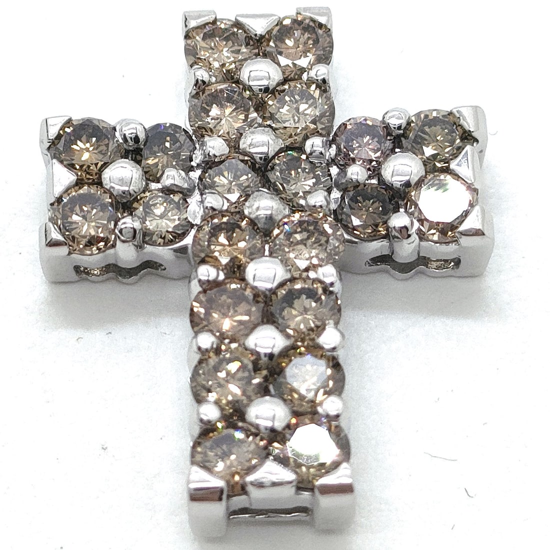 JEWELRY PENDANT HEAD NATURAL DIAMOND WHITE GOLD: Jewelry Pendant Head Natural Diamond White Gold Brand: Unbranded Type: Pendant Head Material: White Gold, Color: Platinum Size: Pendant Size : 2.02X1.66 cm / 0.79X0.65 inch Accessories: None <