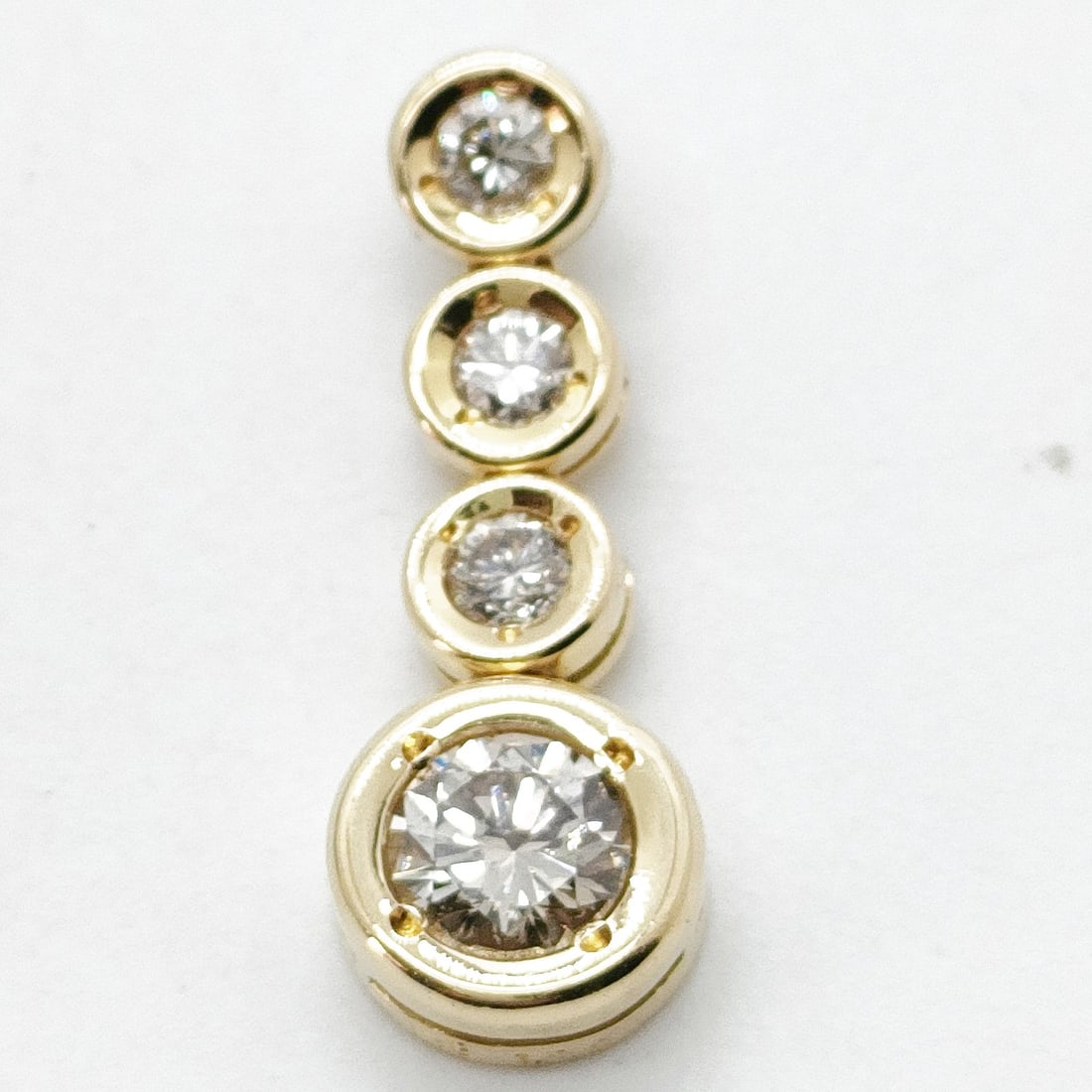 JEWELRY PENDANT HEAD NATURAL DIAMOND GOLD: Jewelry Pendant Head Natural Diamond Gold Brand: Unbranded Type: Pendant Head Material: Gold, Color: Yellow Gold Size: Pendant Size : 2.47X0.88 cm / 0.97X0.34 inch Accessories: None Accessories