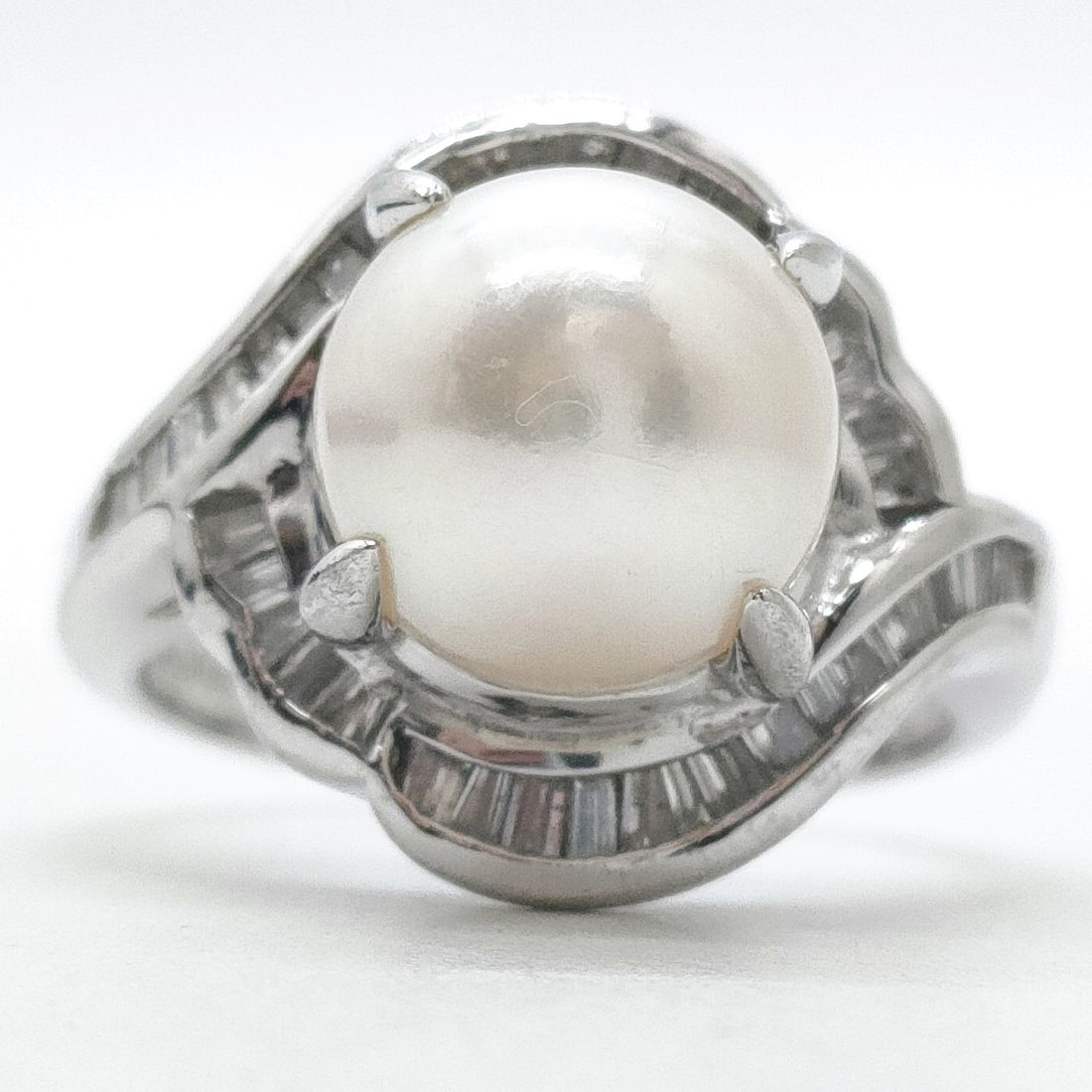 JEWELRY RING PEARL PLATINUM WHITES: Jewelry Ring Pearl Platinum Whites Brand: Unbranded Type: Ring Material: Platinum, Main Stone/Creation Pearl Color: Platinum Size: US 6 1/4 Accessories: None Accessories Notice: When purch