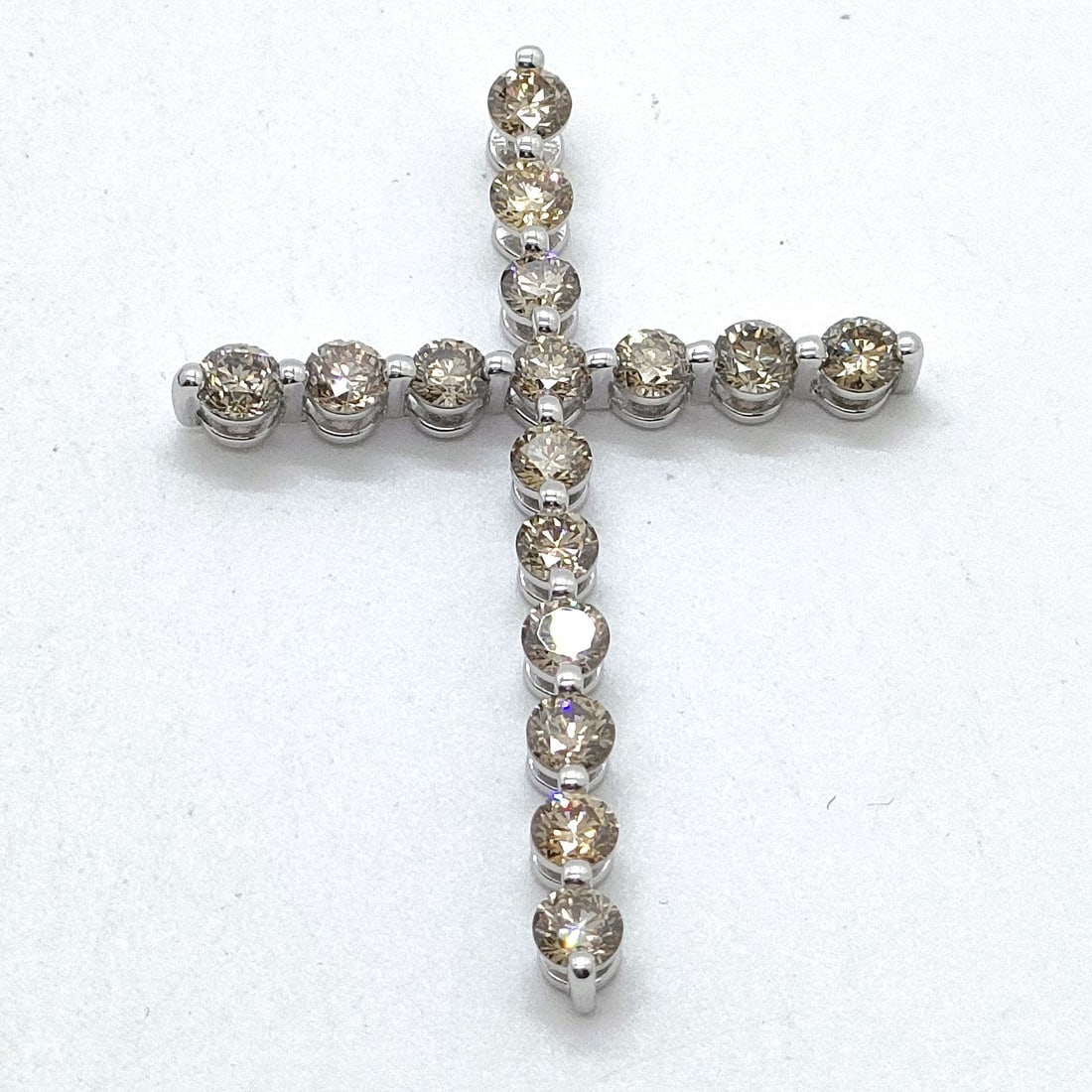 JEWELRY PENDANT HEAD NATURAL DIAMOND WHITE GOLD: Jewelry Pendant Head Natural Diamond White Gold Brand: Unbranded Type: Pendant Head Material: White gold, Color: White gold Size: Pendant Size : 4.24X3 cm / 1.66X1.18 inch Accessories: None