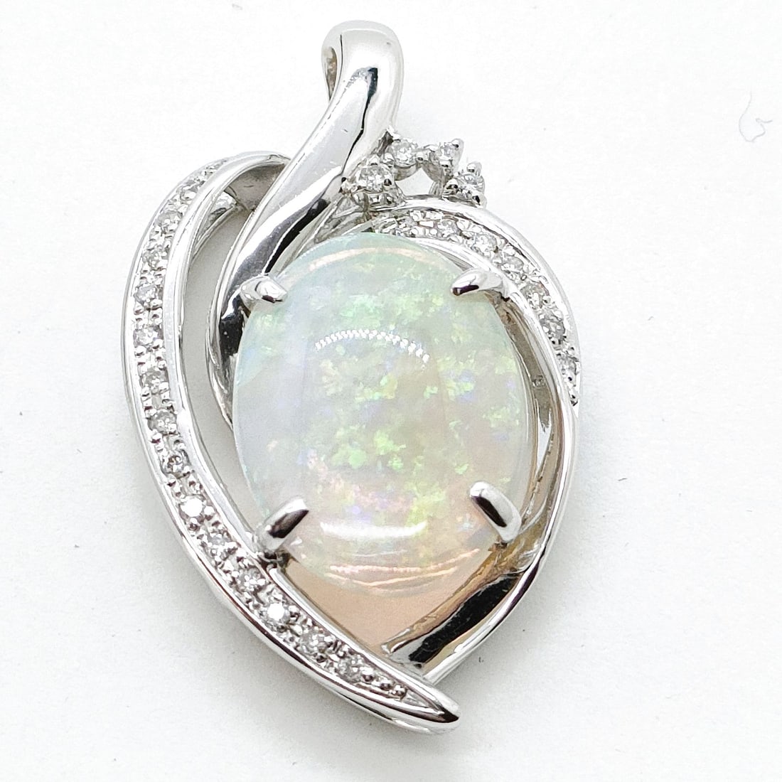 JEWELRY PENDANT HEAD OPAL WHITE GOLD: Jewelry Pendant Head Opal White Gold Brand: Unbranded Type: Pendant Head Material: White gold, Main Stone/Creation Opal Color: Platinum Size: Pendant Size : 3.19X1.87 cm / 1.25X0.73 inch Accessories: