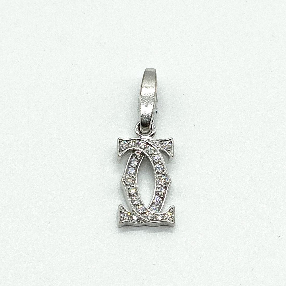 CARTIER PENDANT HEAD NATURAL DIAMOND GOLD: Cartier Pendant Head Natural Diamond Gold Brand: Cartier Type: Pendant Head Material: Gold, Color: White gold Size: Pendant Size : 2.4X0.8 cm / 0.94X0.31 inch Accessories: None Accessories
