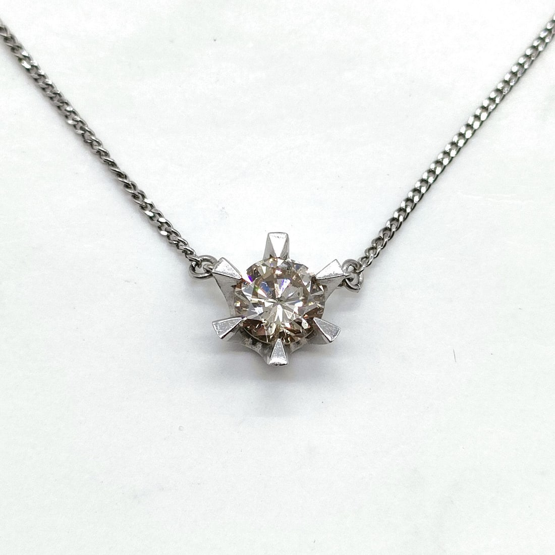 JEWELRY NECKLACE NATURAL DIAMOND PLATINUM: Jewelry Necklace Natural Diamond Platinum Brand: Unbranded Type: Necklace Material: Platinum, Color: Platinum Size: Pendant Size : 0.9X0.9 cm / 0.35X0.35 inch Chain Size : 42 cm / 16.5 inch Access