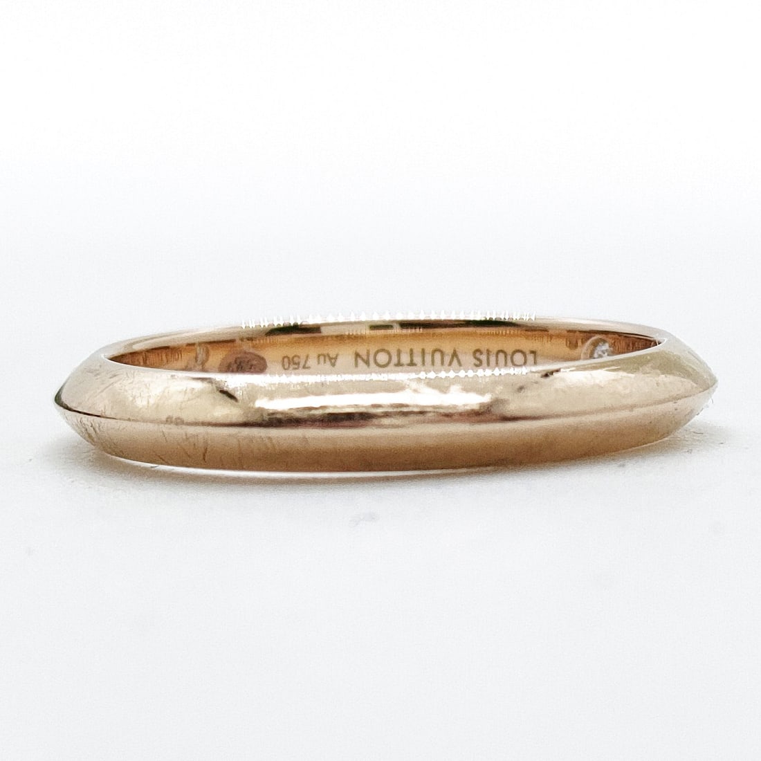 LOUIS VUITTON RING BAND GOLD YELLOW GOLD: Louis Vuitton Ring Band Gold Yellow Gold Brand: Louis Vuitton Type: Ring Material: Gold, Color: Yellow Gold Size: US 4 1/8 Accessories: None Accessories Notice: When purchasing pre-owned g