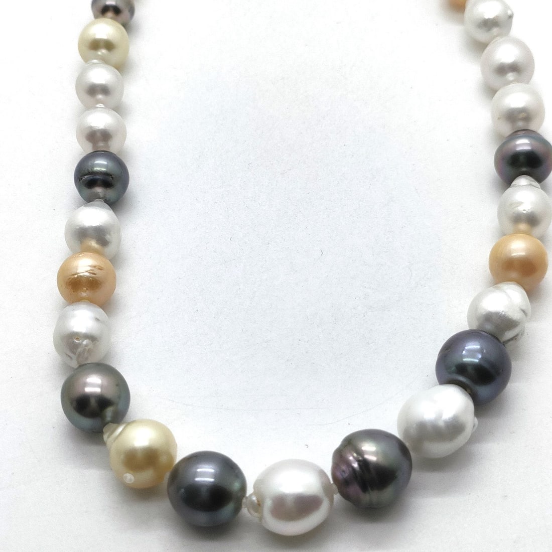 JEWELRY NECKLACE PEARL SILVER MULTI COLOR: Jewelry Necklace Pearl Silver Multi Color Brand: Unbranded Type: Necklace Material: Silver, Main Stone/Creation Pearl Color: Silver Size: Chain Size : 42 cm / 16.5 inch Accessories: None A