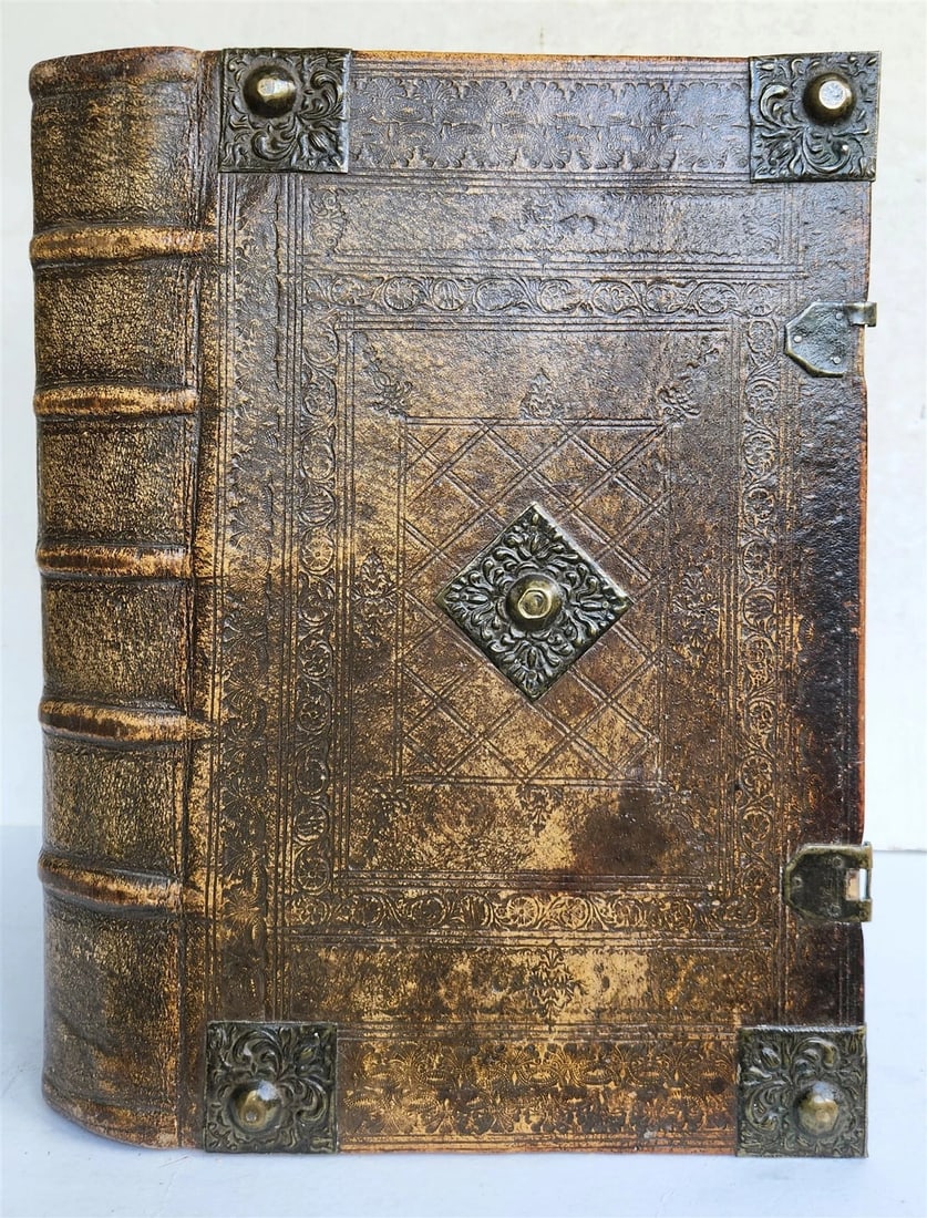 1772 GERMAN-SWISS BIBLE IN AN OLD FOLIO WITH BRASS FITTINGS FROM ZURICH: Year/Century: 18th century Language: German Subject: History Binding: Leather Description: Biblia: All books of the entire sacred text, including the Old and New Testaments. (Bible, This is: All the O