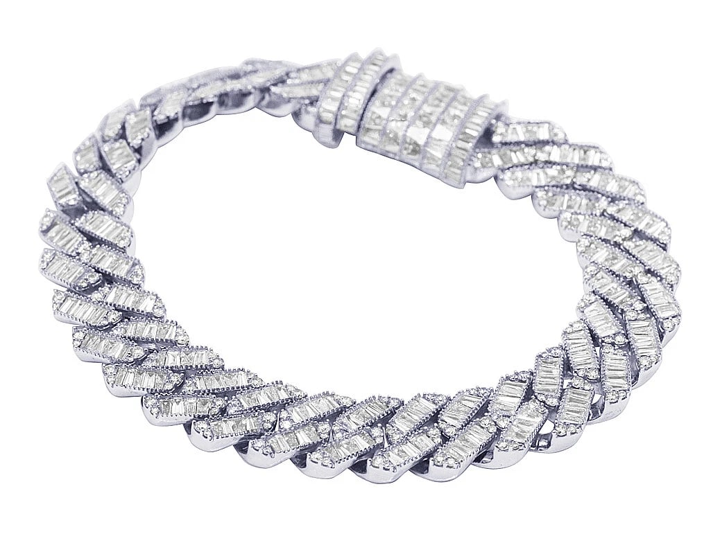 VVS BAGUETTE GLASS CUBAN DIAMOND BRACELET 10K WHITE GOLD: VVS Baguette Glass Cuban Diamond Bracelet 10K White Gold Brand: None Type/Style: Bracelet Material: 10K White Gold Color: White Gold Size: Dimension 14MM 8" Accessories: None Accessories N