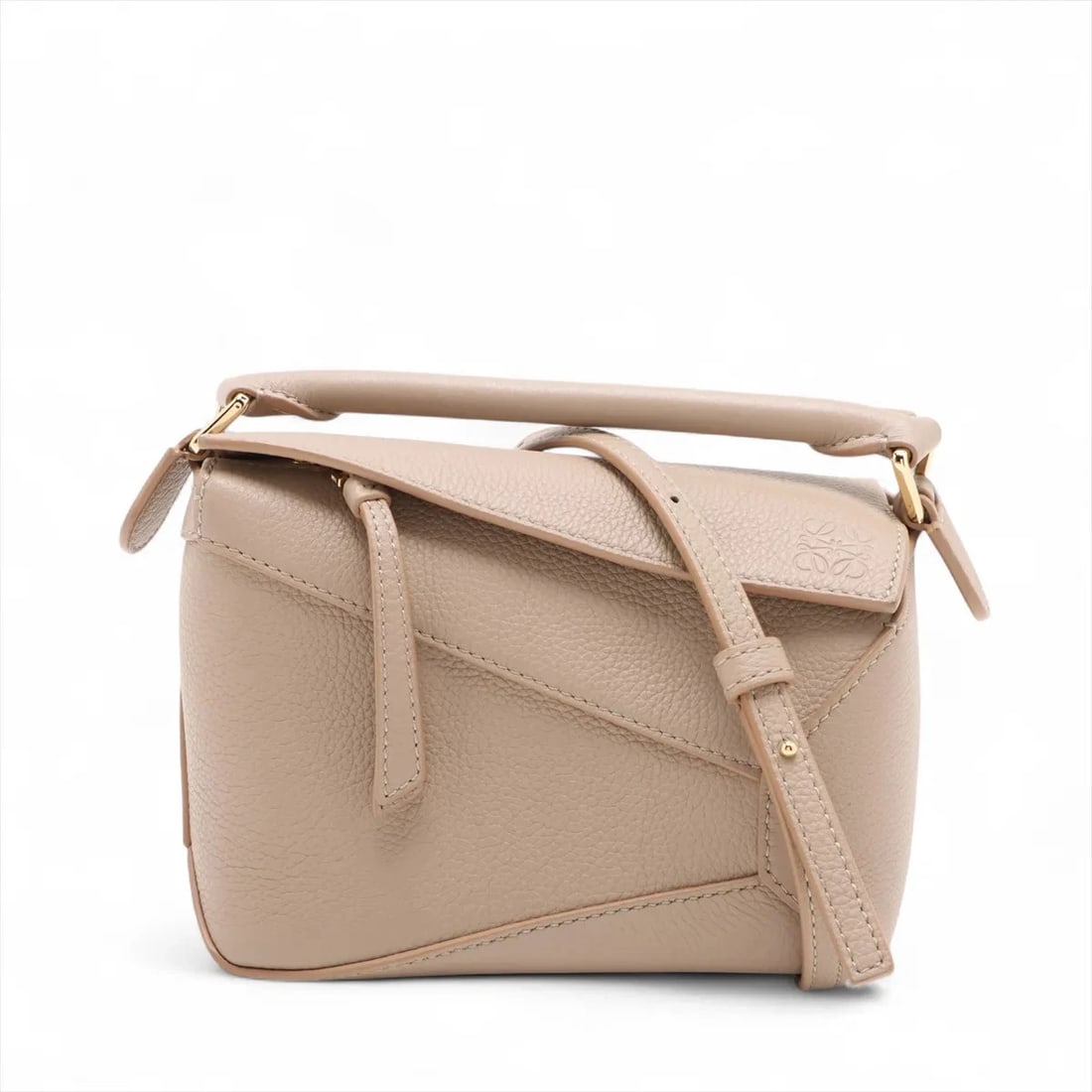 LOEWE MINI PUZZLE BAG LEATHER 2 WAY HANDBAG HANDBAG: Loewe Mini Puzzle Bag Leather 2 Way Handbag Handbag Brand: Loewe Type/Style: Hand bag Material: Leather Color: Beige Size: Height:4.9inch Length:6.3inch Depth:3.1inch Handle height:1.0inch Accesso