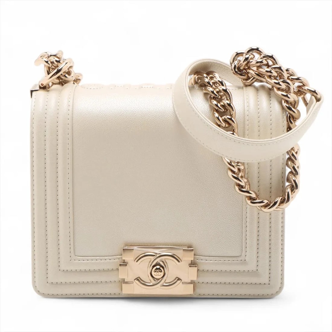 CHANEL BOY LEATHER CHAIN SHOULDER BAG: Chanel BOY Leather Chain Shoulder Bag Brand: Chanel Type/Style: Shoulder bag Material: Leather Color: White Size: Height:5.7inchLength:7.1inchDepth:2.6inch Accessories: None Accessories No