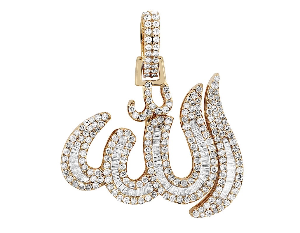 1 ROW BAGUETTE DIAMOND ALLAH PENDANT: 1 Row Baguette Diamond ALLAH Pendant Brand: None Type/Style: Pendant Material: 10K Yellow Gold, Main Stone/Creation Natural Color: Yellow Gold Size: Dimension L 1.1" , W 1.1" , H 0.2" Accessories: