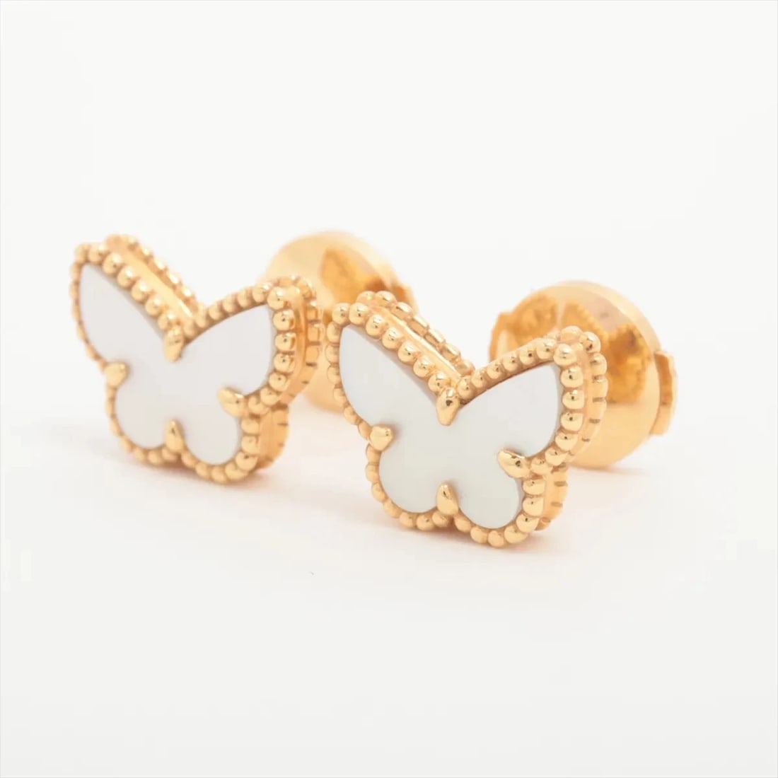VAN CLEEF & ARPELS SWEET ALHAMBRA PIERCING JEWELRY: Van Cleef & Arpels Sweet Alhambra Piercing jewelry Brand: Van Cleef & Arpels Type/Style: Piercing jewelry Material: 750(YG) Color: Not Specified Size: (CM) Height:0.8 Length:1.1 (Inch) Height:0.3inch