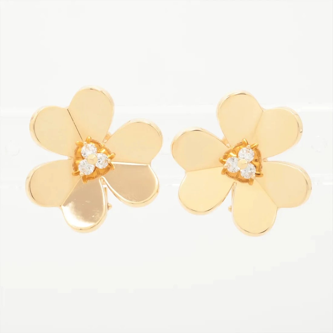 VAN CLEEF & ARPELS FRIVOLE LARGE DIAMOND PIERCING JEWELRY: Van Cleef & Arpels Frivole Large diamond Piercing jewelry Brand: Van Cleef & Arpels Type/Style: Piercing jewelry Material: 18k Yellow Gold, Main Stone/Creation Natural Color: Not Specified Size: (CM)