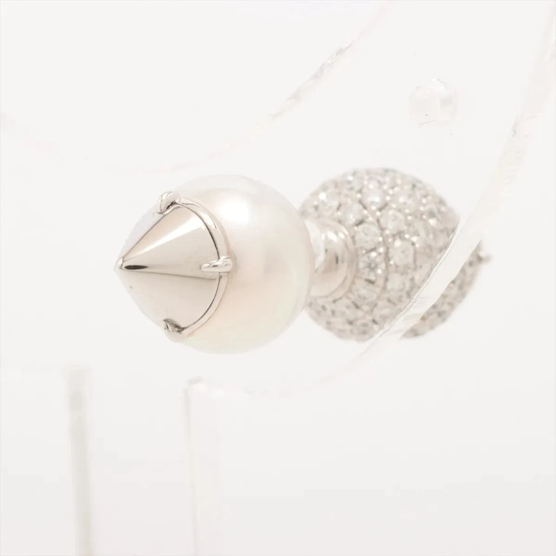 TASAKI REFINED REBELLION NOBEL PEARL DIAMOND SINGLE EARRING: TASAKI Refined Rebellion Nobel Pearl diamond single earring Brand: TASAKI Type/Style: Piercing jewelry Material: 750(WG), Main Stone/Creation Natural Color: Not Specified Size: (CM) Height:0.6