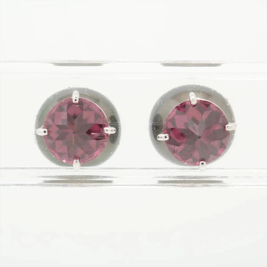 TASAKI REFINED REBELLION SIGNATURE PEARL GARNET PIERCING JEWELRY: TASAKI Refined Rebellion Signature Pearl Garnet Piercing jewelry Brand: TASAKI Type/Style: Piercing jewelry Material: 750(WG) Color: Not Specified Size: (CM) Height:0.7 Length:0.7 (Inch)