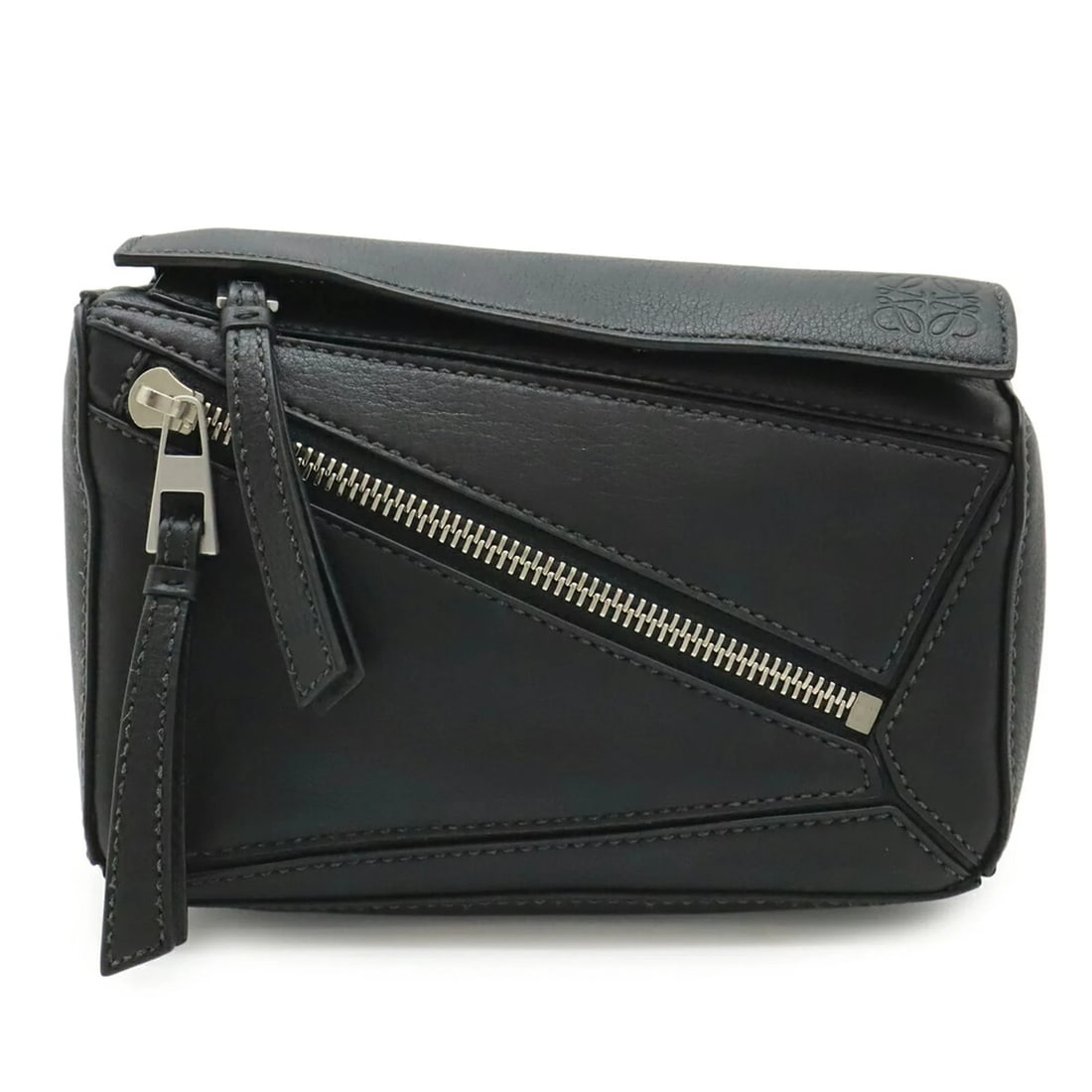 LOEWE PUZZLE BUM BAG MINI BODY SHOULDER WAIST: LOEWE Puzzle Bum Bag Mini Body Shoulder Waist Brand: Loewe Type/Style: Shoulder bag, Sling bag Material: Leather Color: Black Size: (HxWxD) 11cm x 17.5cm x 7cm / 4.33'' x 6.88'' x 2.75'' Accessories: