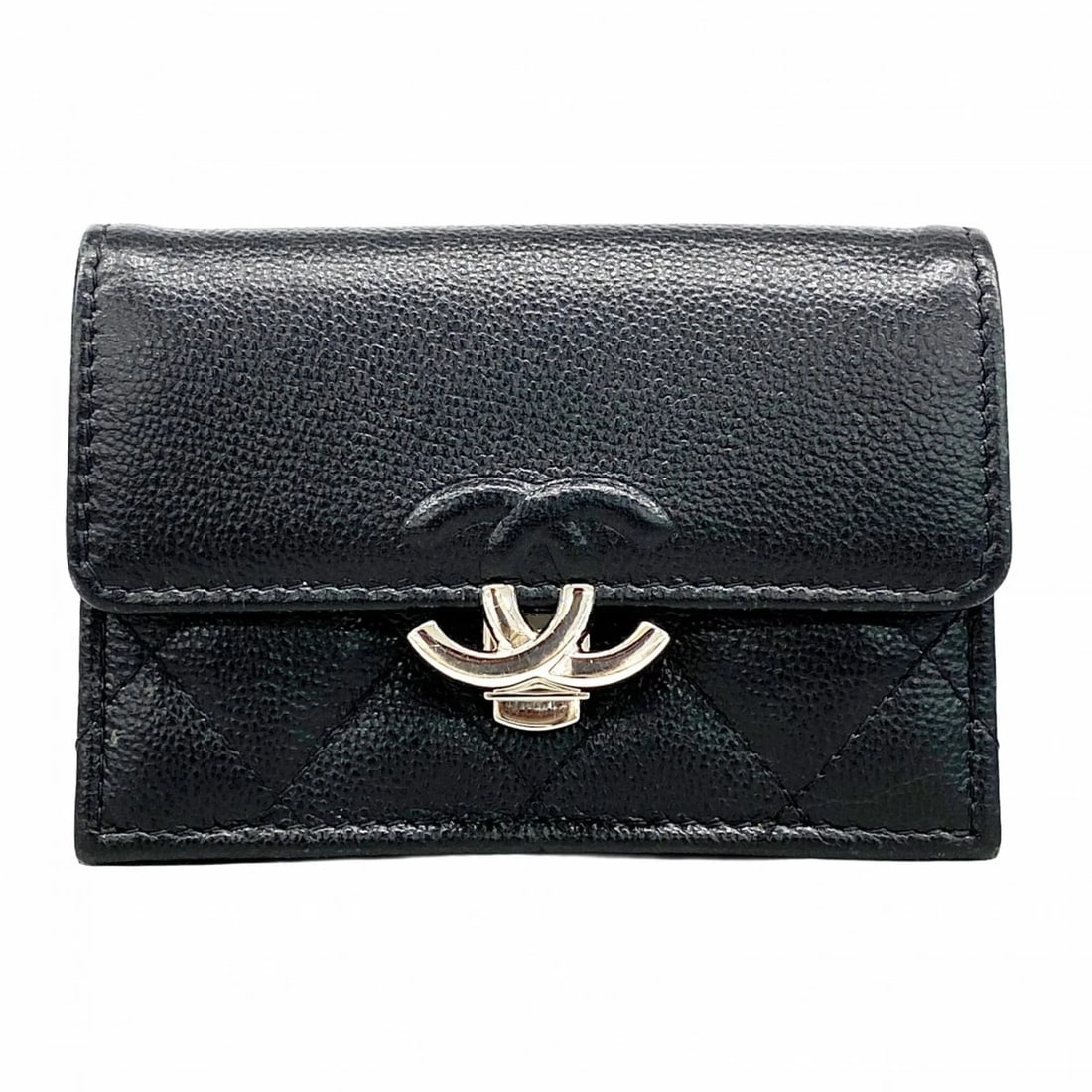CHANEL TRI-FOLD WALLET, MATELASSÉ CAVIARSKINLEATHER, BLACK: Chanel Tri-fold Wallet, Matelassé CaviarSkinLeather, Black Brand: Chanel Type/Style: Type Wallet (tri-fold) Material: Grained Calfskin Color: Black Size: (HxWxD) 7.5cm x 10cm x 3cm / 2.95'' x 3.93'' 
