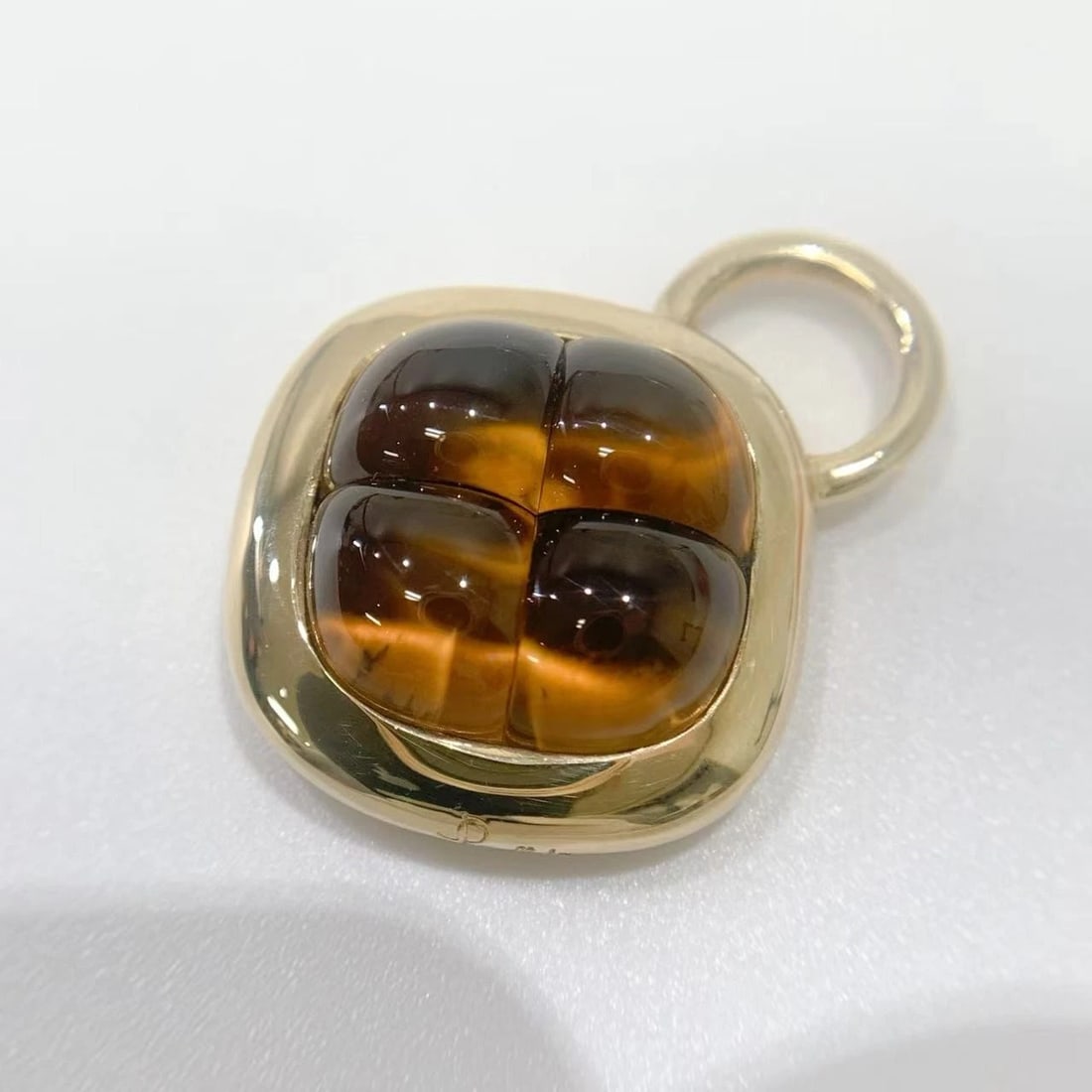 POMELLATO CITRINE PENDANT TOP AU750 18K YELLOW GOLD: POMELLATO CITRINE PENDANT TOP AU750 18K YELLOW GOLD Brand: Pomellato Type/Style: PENDANT TOP Material: 18K YELLOW GOLD Color: Yellow Gold Size: Top size: Approx. W24.5mm x H32.5mm Accessories: Non