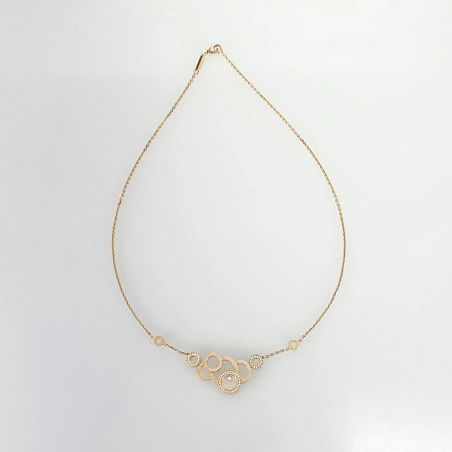 CHOPARD HAPPY DIAMONDS BUBBLE NECKLACE: CHOPARD HAPPY DIAMONDS BUBBLE NECKLACE Brand: Chopard Type/Style: NECKLACE Material: 18K ROSE GOLD Color: Rose Gold Size: Length: 40.5cm Top: 22.0mm x 33.4mm Accessories: None Accessories Notice: